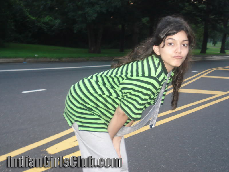 Pakistani School Girl Saima Zia With Her Friends Pictures Gallery 01