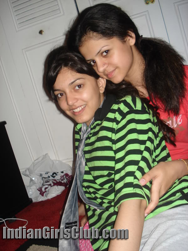 Pakistani School Girl Saima Zia With Her Friends Pictures Gallery 01