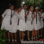 sri lankan school girls pics 17 150x150 Sri Lankan School Girls Pics At Picnic