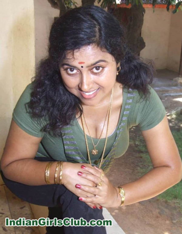 Mallu Anty Sexy Photos - Hot Mallu Aunty Cleavage Show Pics - Indian Girls Club