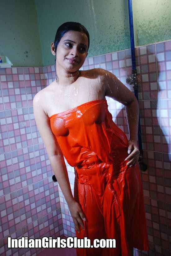 Wet Tamil Girl Bathing in Pavadai Photos Part 2 