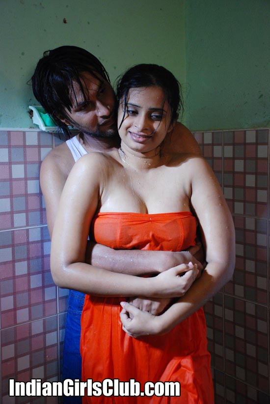 Wet Tamil Girl Bathing in Pavadai Photos Part 3