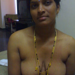 tamil aunty removing sari boobs