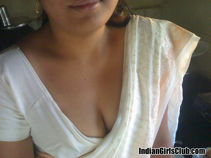 Indian College Cleavage - Kerala Chechi Showing Cleavage Through Blouse - Indian Girls ...