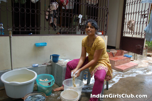 desi house maid washing cloths