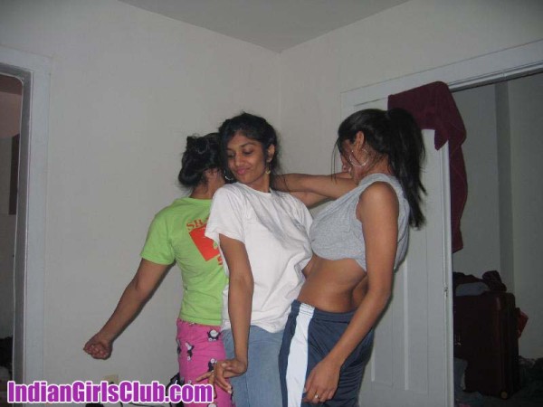 Black Girls Rubbing Pussy - Naughty Threesome Desi Hostel Girls - Indian Girls Club