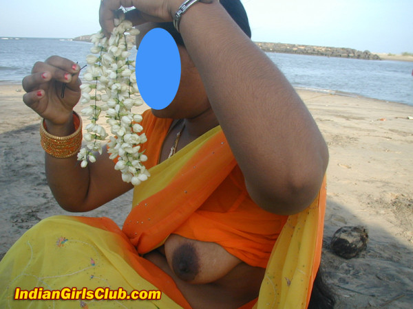600px x 450px - South Indian Aunty Publicly Showing Boobs in Beach - Indian Girls Club