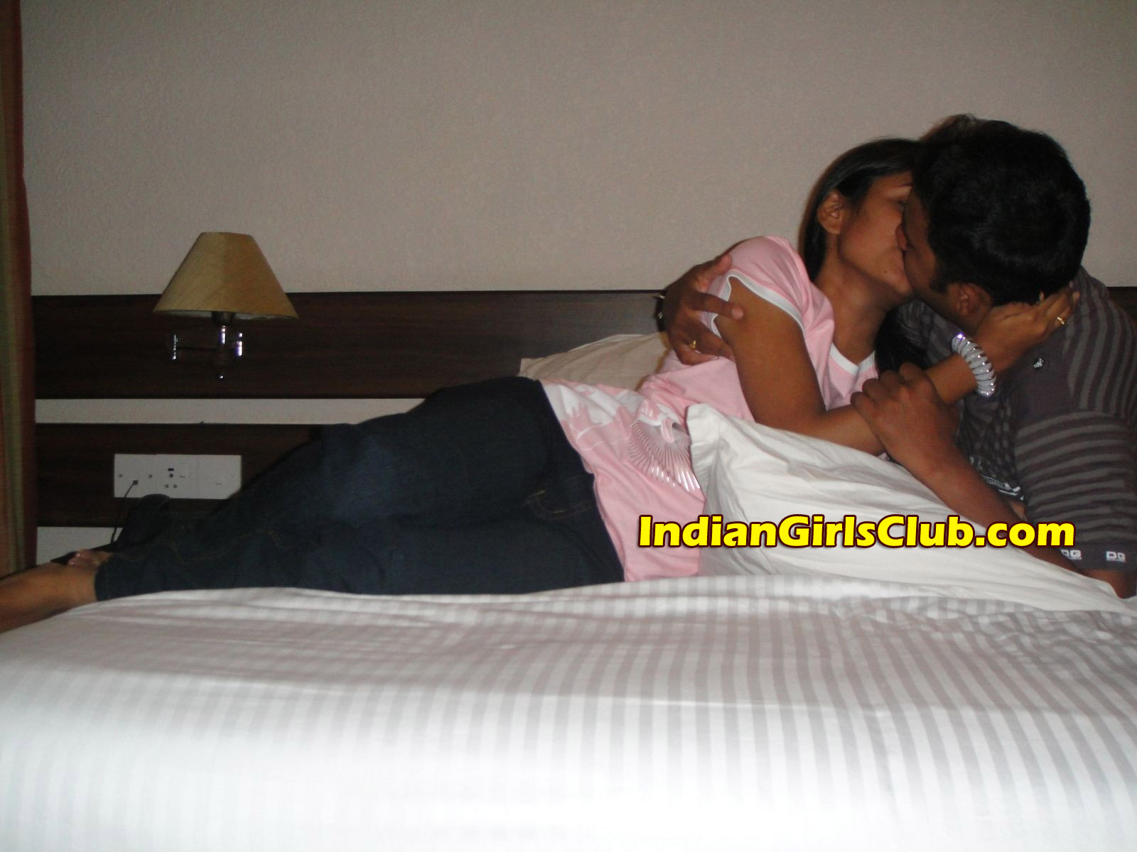 Desi Girls Hot Nude Kissing