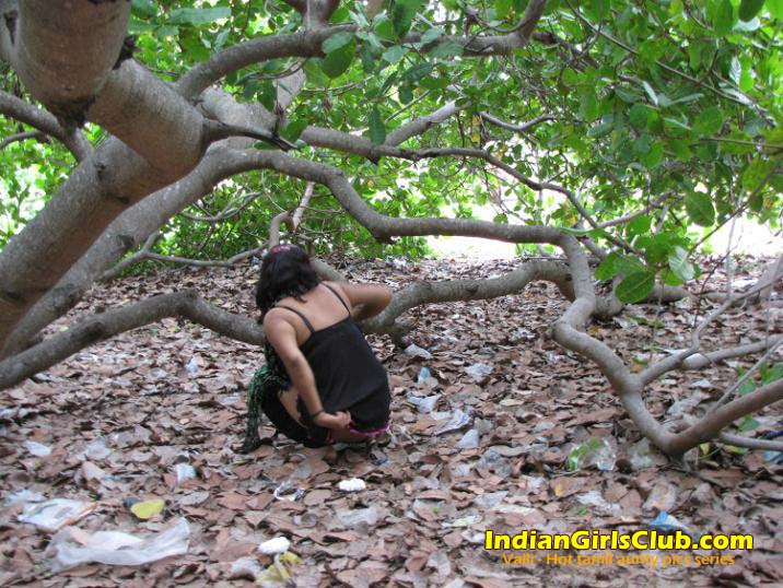 Peeing Village Big Ass Aunty - Mallu aunty pissing outdoor - Other - Porn videos