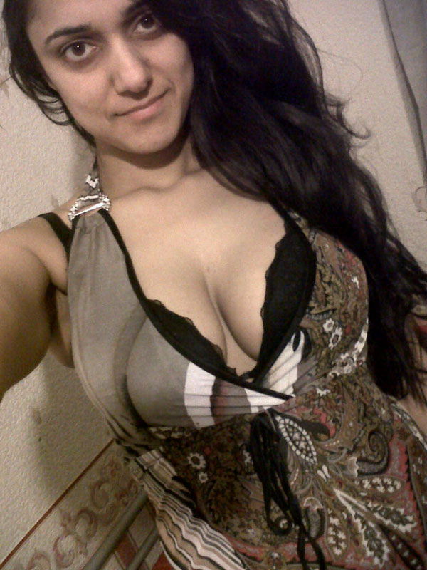 Naked Pakistani Girls - Pakistani Girl Selfshot Topless Mobile Pics - Indian Girls Club