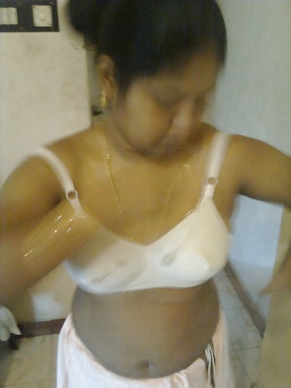 Allahabad Aunty Hindi Xxx - South Indian Aunty In White Sari Nude - Indian Girls Club