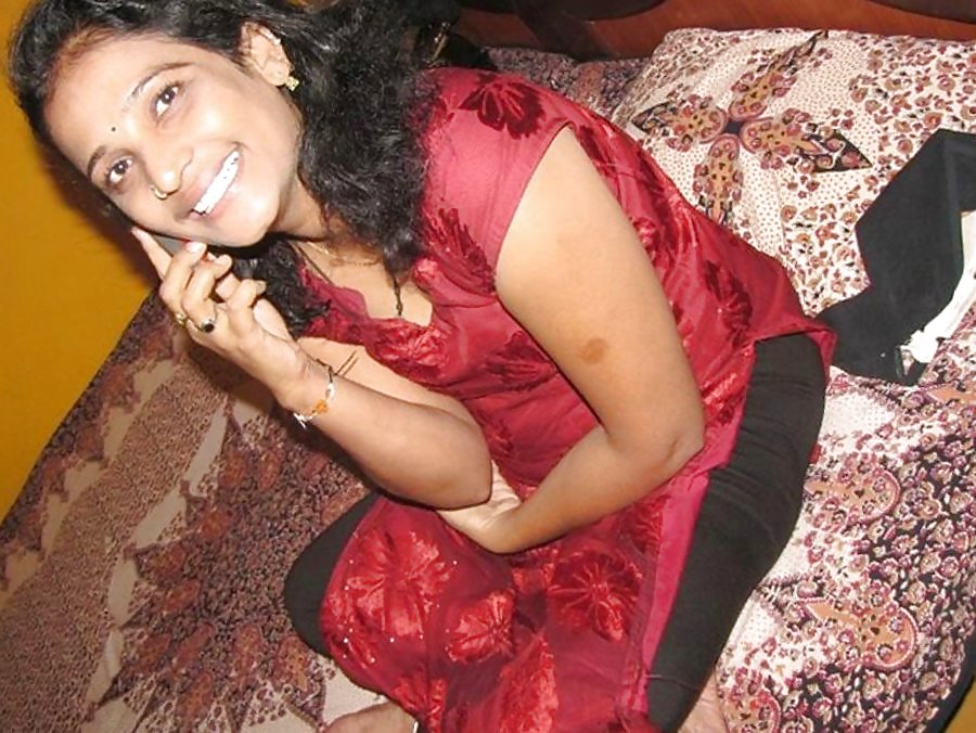Sexy Indian Desi Bhabhi Nangi XXX Photos.