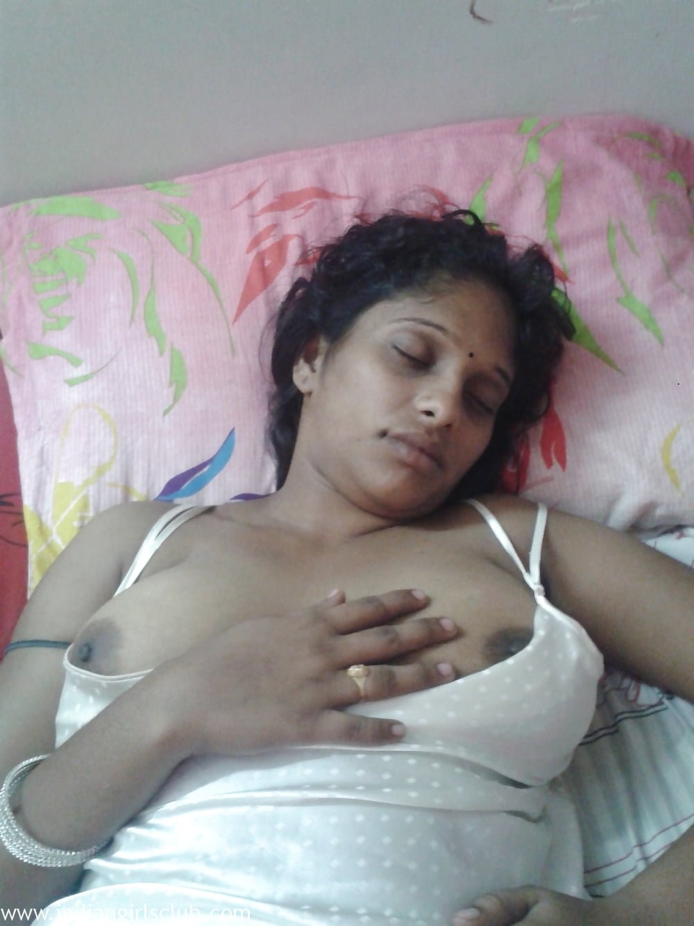 Sleeping Aunty - Juicy Indian Aunty Sleeping Naked Big Boobs Exposed - Indian Girls Club