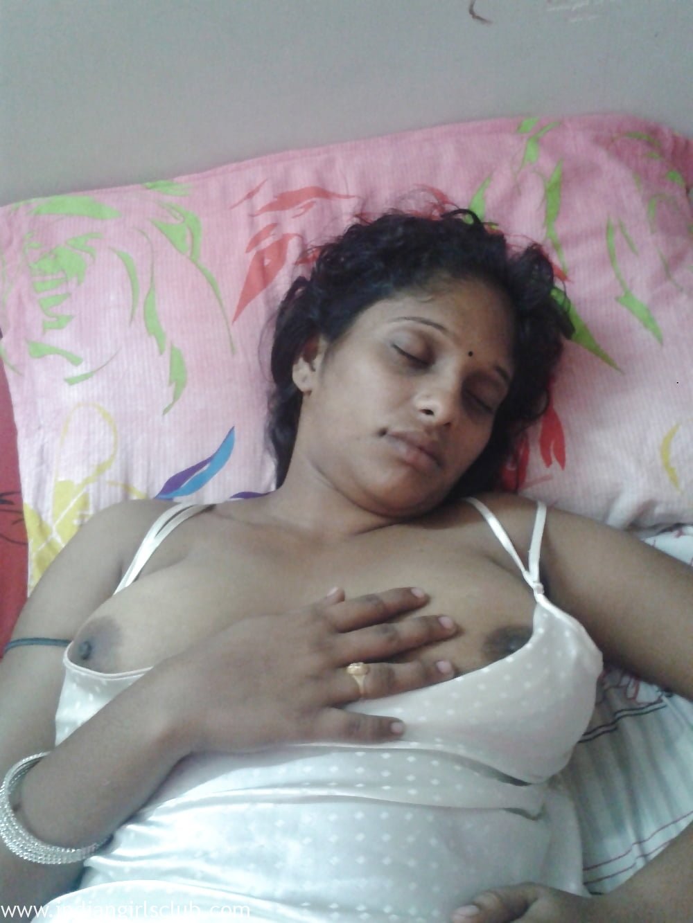 Desinudeaunties - Juicy Indian Aunty Sleeping Naked Big Boobs Exposed - Indian Girls ...