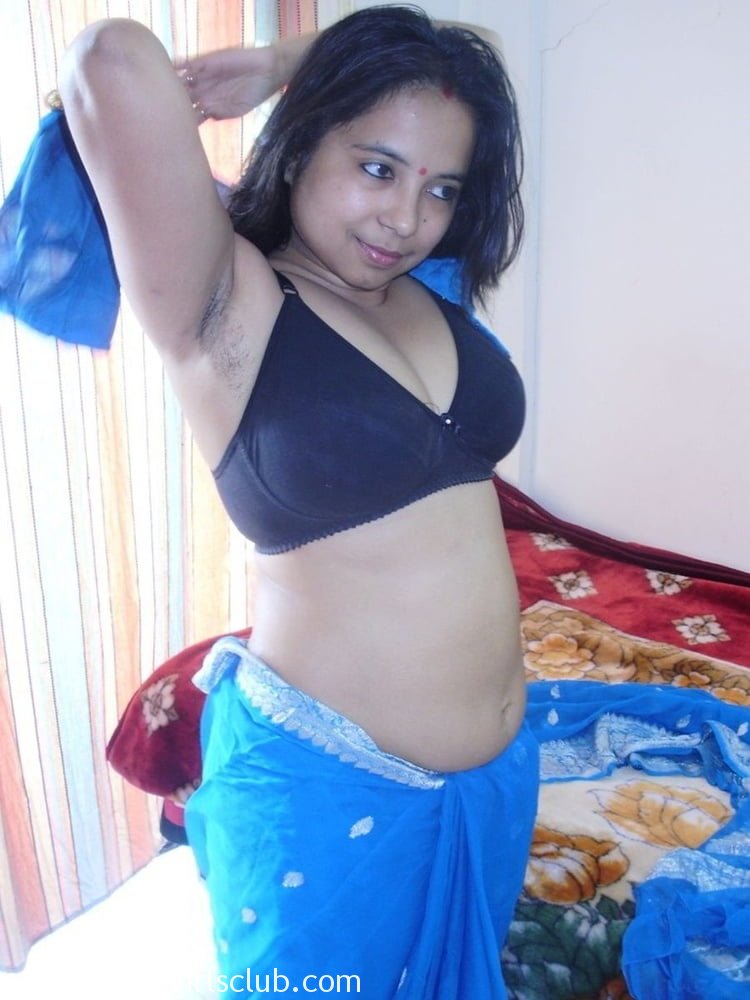 750px x 1000px - Indian Bhabhi Kamini Exposing Big Ass Round Juicy Boobs - Indian Porn