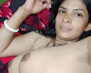 Desi Indian Bhabhi Showing Big Boobs and Pussy