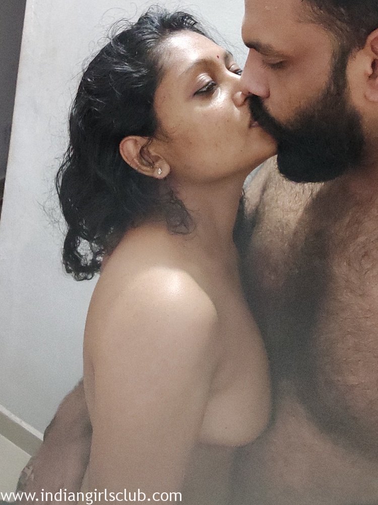750px x 1000px - Desi Bhabhi Filmed Naked Showing Big Ass - Indian Girls Club