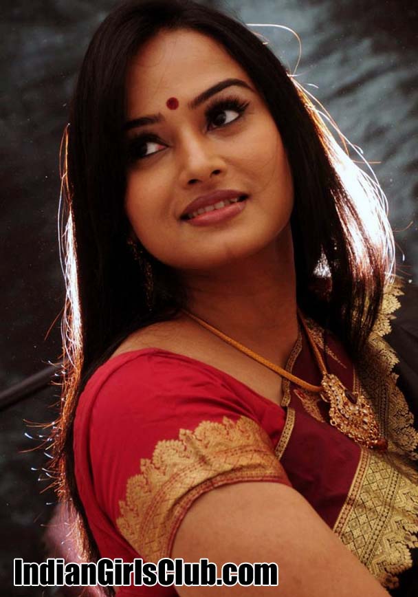 actress anupama kumar saree pics