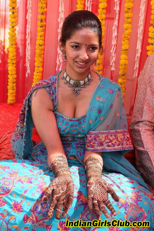 pakistani girls deep cleavage pics