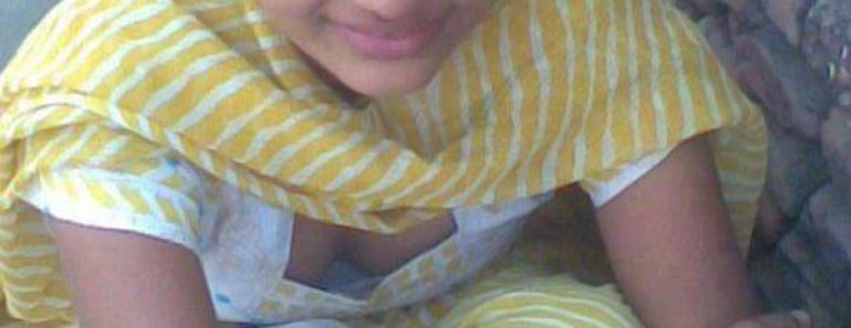 teen desi girls cleavage