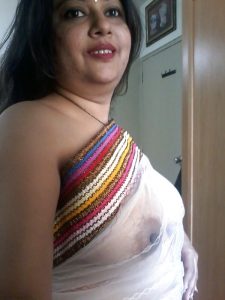 Mumbai Amateur Indian Beautiful Bhabhi Nude 4