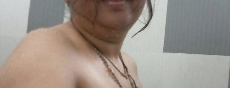 Indian Bhabhi Getting Naked Bedroom Pics 7