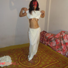 Hot Indian Bhabhi Reenu Getting Nude