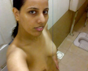 Indian Porn Sexy Babe Filmed Naked Taking Shower