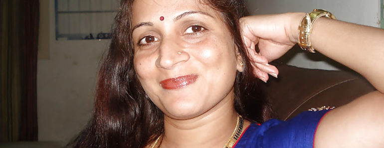 Indian Bhabhi Padma Erotic Bedroom Photos