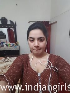 Pakistani Bhabhi Filming Her Naked Porn Photos