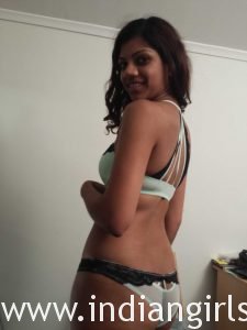Dark Skin Srilankan Porn Babe Exposing Juicy Tits