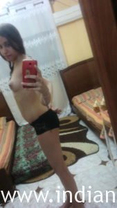 XXX Indian School Girl Nude Bedroom Selfie