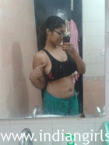 Big Boob Hot Desi Babe Anushka Taking Her Nude Photos