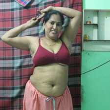 Mature Indian MILF Bhabhi Reshma Aunty Giving Blowjob