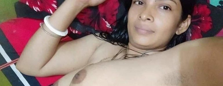 Desi Indian Bhabhi Showing Big Boobs and Pussy