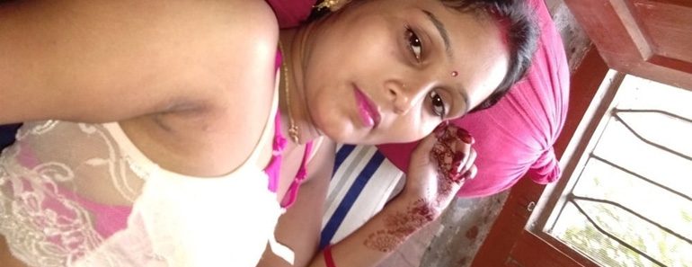 Desi Horny Indian Bhabhi Sex Fingering Shaved Pussy