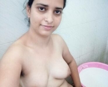 Hot Desi Aunty Revealing Her Hairy Indian Pussy