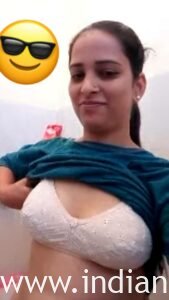 Hot Desi Aunty Revealing Her Hairy Indian Pussy