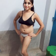 Amateur Indian Sexy Girl Naked Showing Off Natural Tits