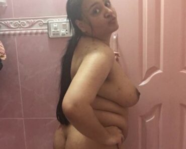Mature Indian MILF Bhabhi Bathroom Homemade Porn