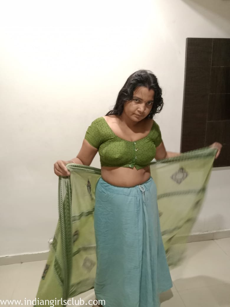 Sensual Indian Aunty strips down to bare flesh
