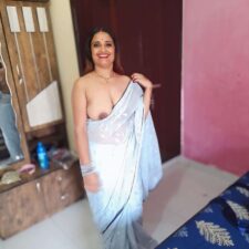Desi Aunty Exposing Juicy Indian Big Boobs